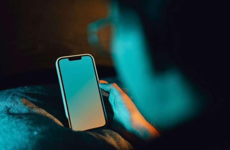 Niño de 13 años dispara en la cara a su mamá por quitarle el celular