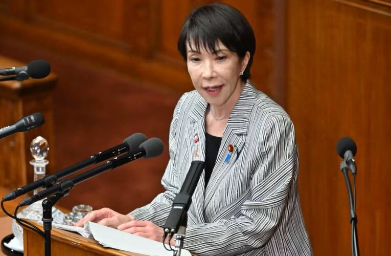 Critican a primera ministra japonesa por alentar a trabajar más horas; solo duerme 2 a 4 horas