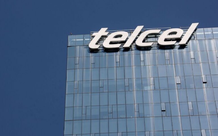 Telcel pide a sus clientes vincular teléfono con CURP e INE o su línea será suspendida
