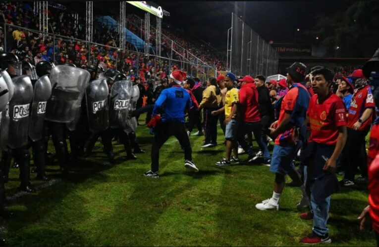 Final de futbol en la Liga de Guatemala termina en batalla campal