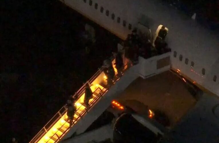 Nicolás Maduro y su esposa Cilia Flores llegaron a Nueva York, donde enfrentarán cargos por narcotráfico tras ser capturados en Venezuela