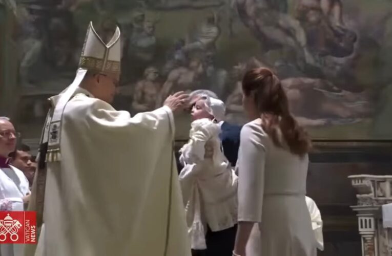 El papa León XIV bautiza a 20 bebés en la Capilla Sixtina y mantiene tradición vaticana