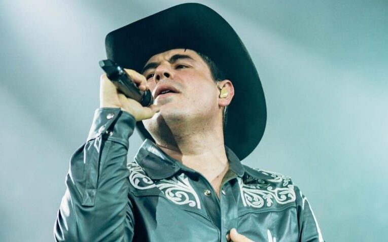 Alfredo Olivas se retira de la música, así fue su última presentación