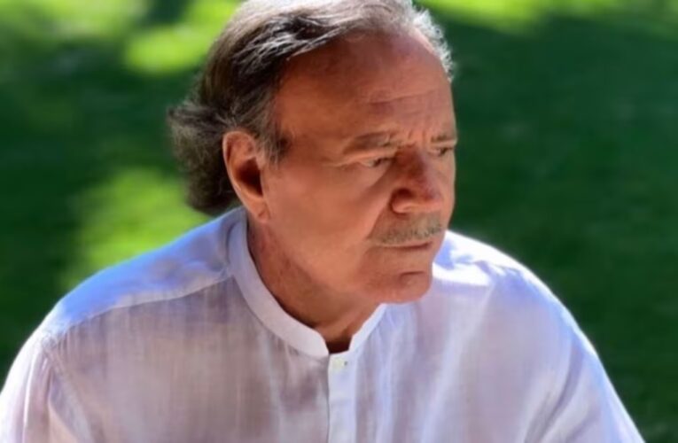 Julio Iglesias enfrenta denuncia por presuntos casos de acoso y agresión, lo acusan dos mujeres que trabajaron para él