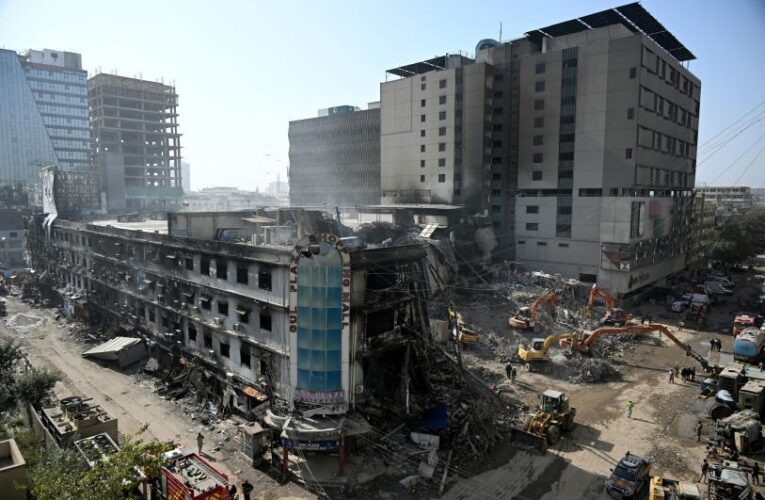Suman 67 personas sin tras incendio de centro comercial en Pakistán