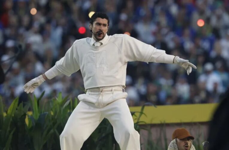 La playera de Zara del Super Bowl que Bad Bunny regaló ahora se vende en medio millón de pesos