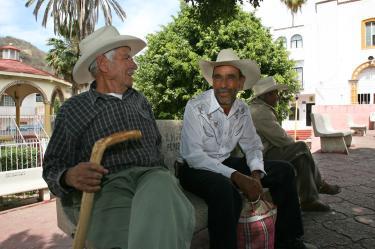 Sube esperanza de vida en México, pero crece la soledad en la vejez 
