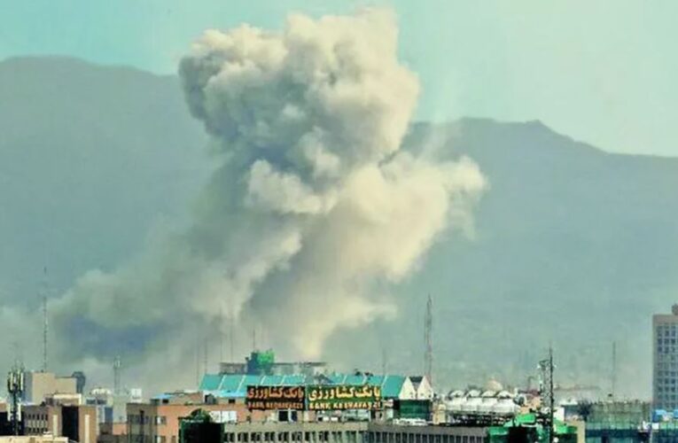 Irán bloquea flujo de petróleo y amenaza con incendiar buques