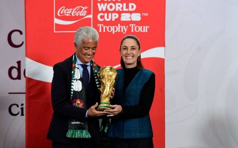 Bebeto devela junto a Sheinbaum la Copa del Mundo que ya está en CDMX