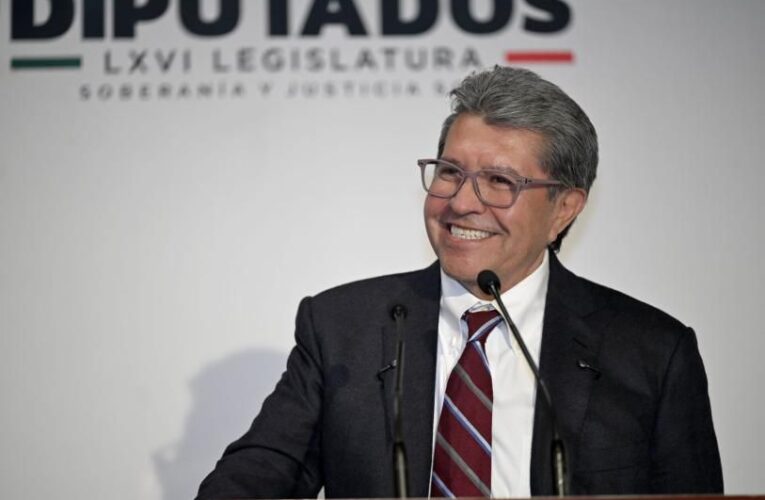 Ricardo Monreal inaugura exposición de automovilismo en San Lázaro