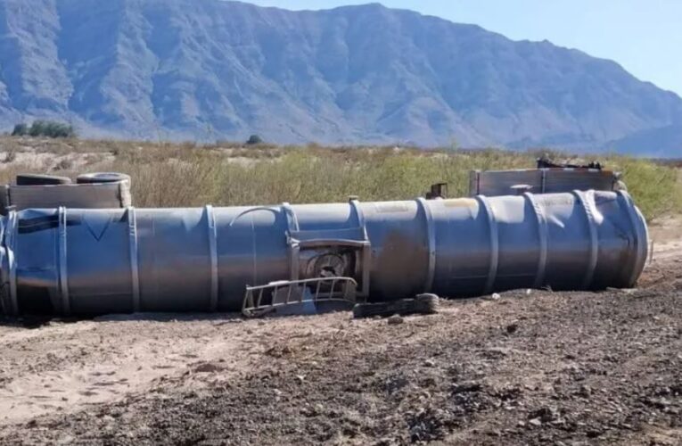 Pipa con gasolina se desganchó y volcó en carretera Torreón-Saltillo; hubo cierre vial