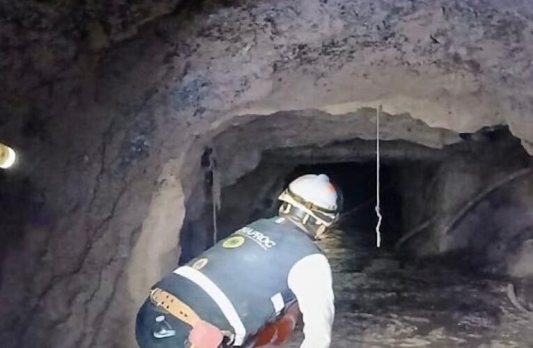 Rescatan a uno de cuatro trabajadores atrapados en mina en Sinaloa; lo trasladan al hospital