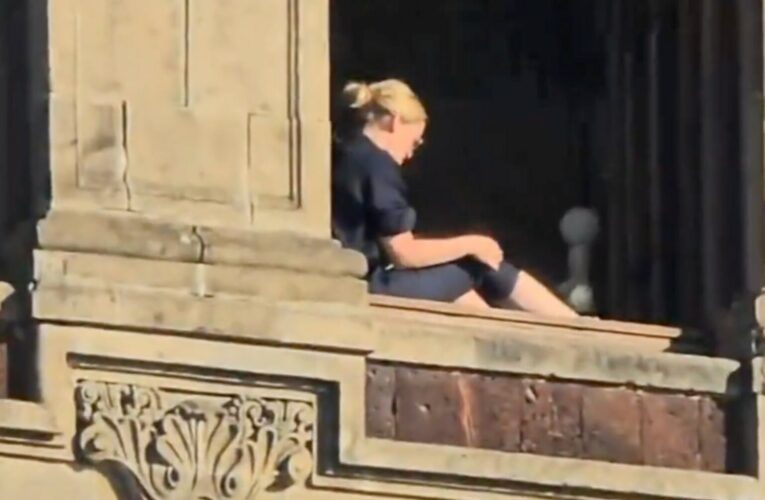 Florencia Franco, la mujer que tomó el sol en una ventana de Palacio Nacional, renuncia a su cargo