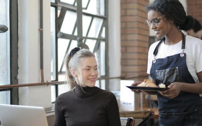 Profeco advierte de multas de hasta 3 millones de pesos por “propinas automáticas”