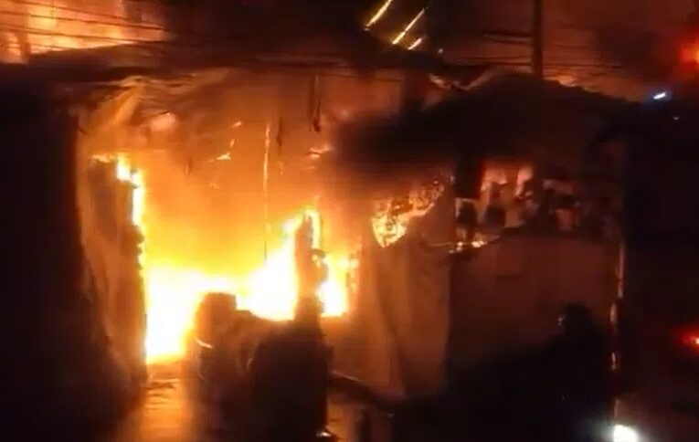 Se registra incendio en inmediaciones del Mercado de Sonora en CDMX