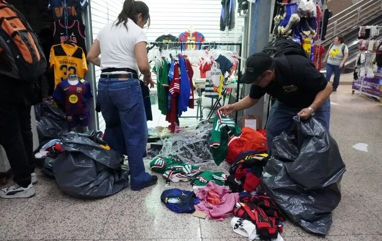 Decomisan más de 19 mil productos pirata del Mundial 2026 en el Centro Histórico de CDMX