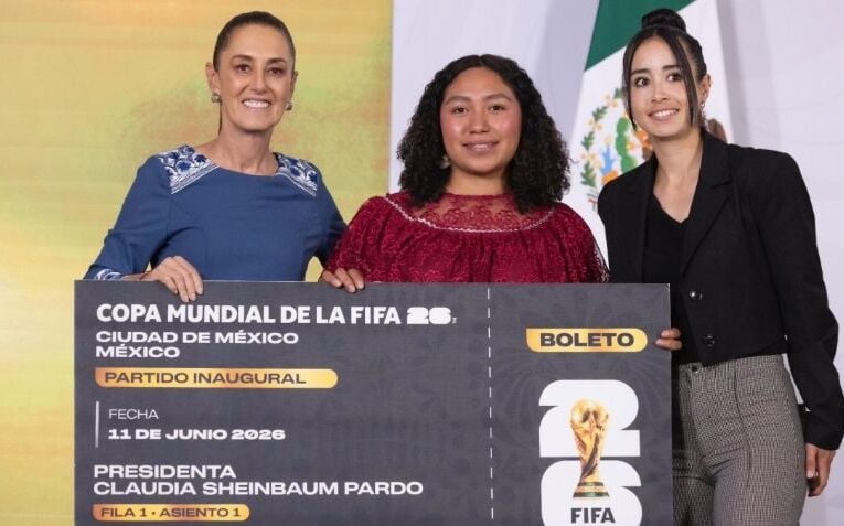 Claudia Sheinbaum entrega boletos del Mundial a 4 talentosas jóvenes mexicanas