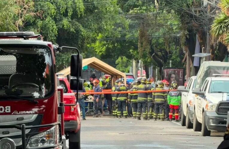 Colapsa vivienda en la alcaldía Cuauhtémoc y rescatan a una mujer con vida; hallan cuerpo en escombros