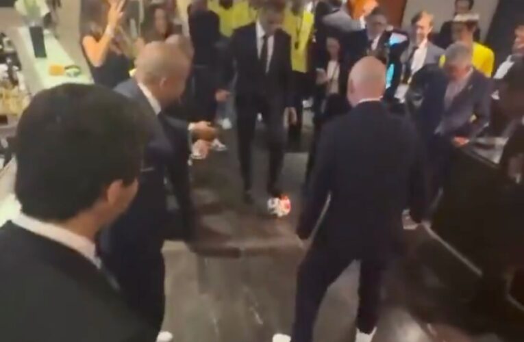 Leyendas de Brasil ‘exhiben’ a Gianni Infantino en un ‘torito’