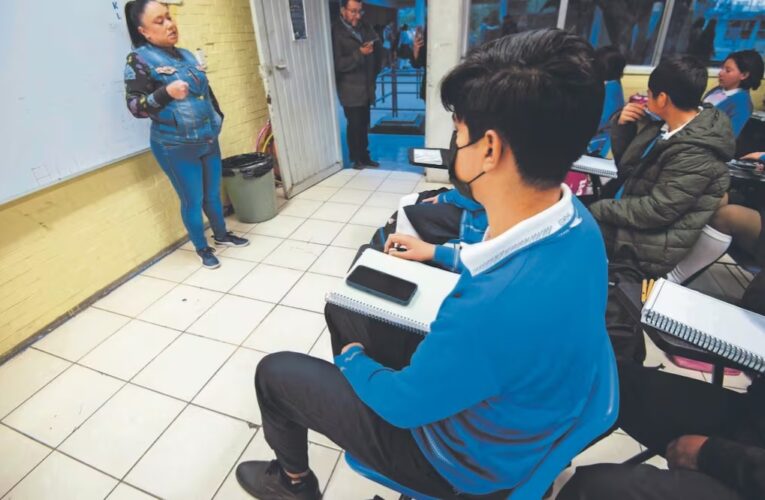 Regulan 11 estados el uso de celulares en las aulas para reducir distracciones