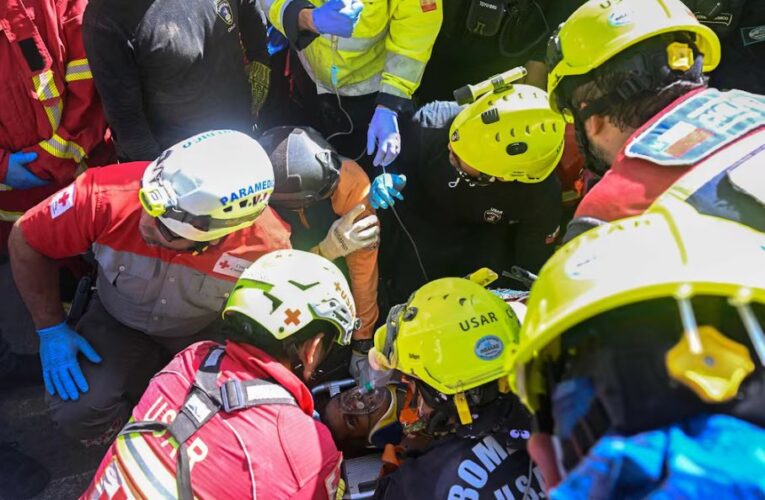Rescatan a superviviente en Venezuela tras ocho días bajo los escombros