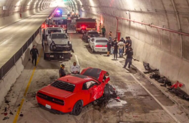 Chocan autos deportivos en carambola dentro de túnel de Tijuana