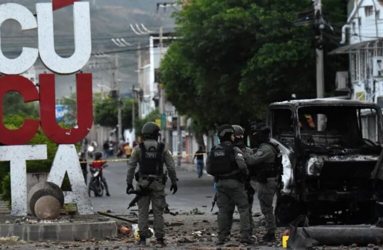Explosión de auto bomba en Colombia deja al menos once heridos