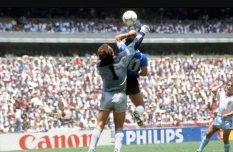Venden por 3.4 millones de dólares el histórico balón de la «Mano de Dios» y el «Gol del Siglo»