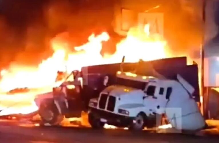 Choque incendia tres tráilers durante paro de transportistas