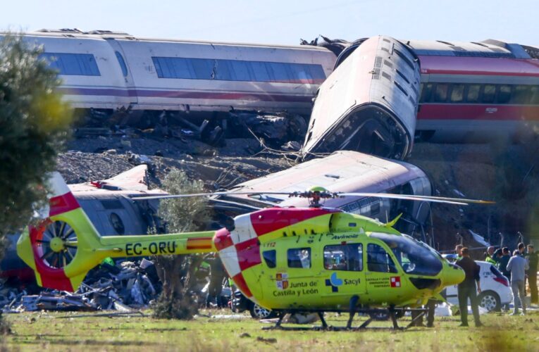 Choque de trenes en España deja al menos 64 muertos
